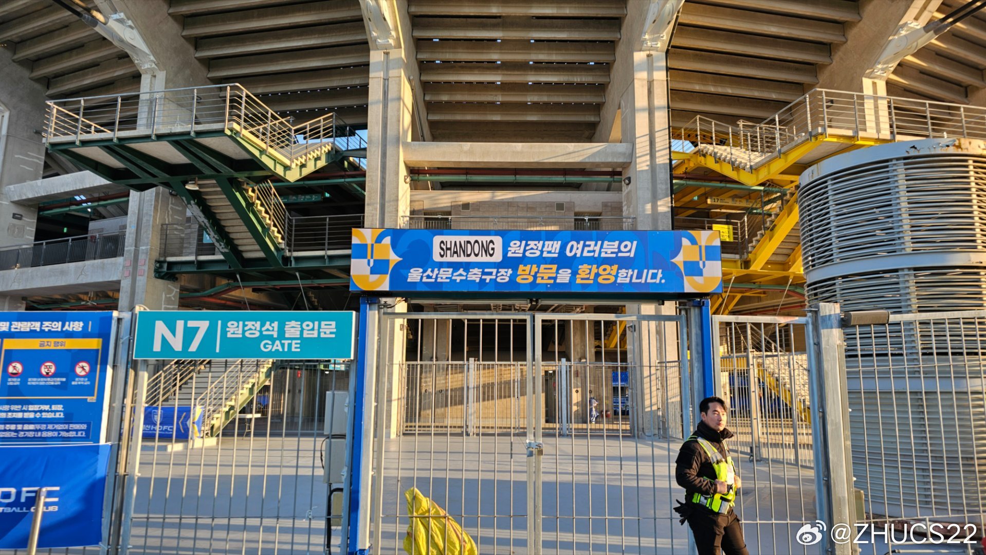  博主：蔚山現(xiàn)場工作人員、轉(zhuǎn)播車、安保在準(zhǔn)備撤場，場外一片安靜