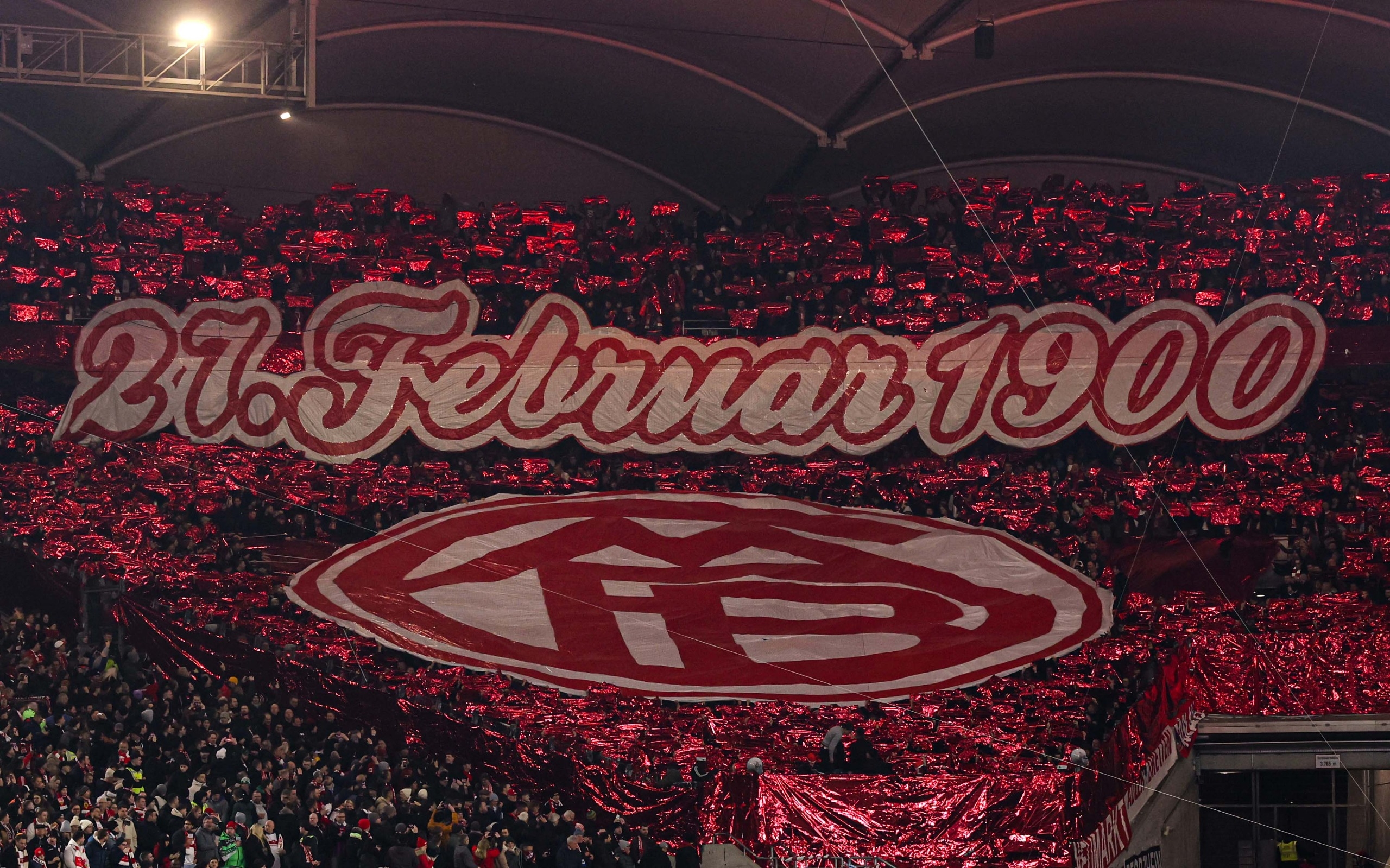  拜仁球迷在看臺展示TIFO，慶祝俱樂部成立125周年