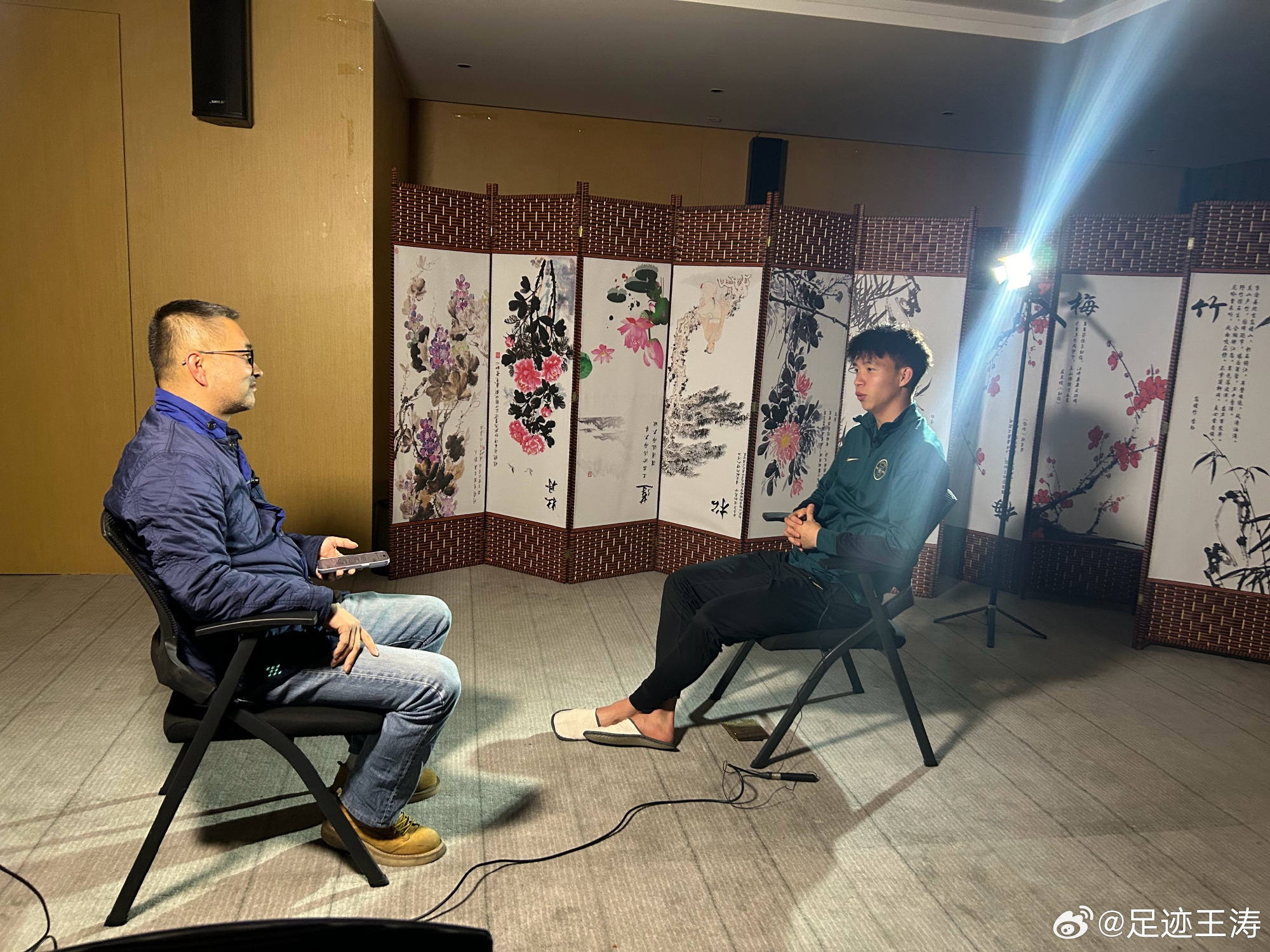 記者：王鈺棟視韋世豪為偶像&想加他微信，現(xiàn)進(jìn)了國足不知加到?jīng)]
