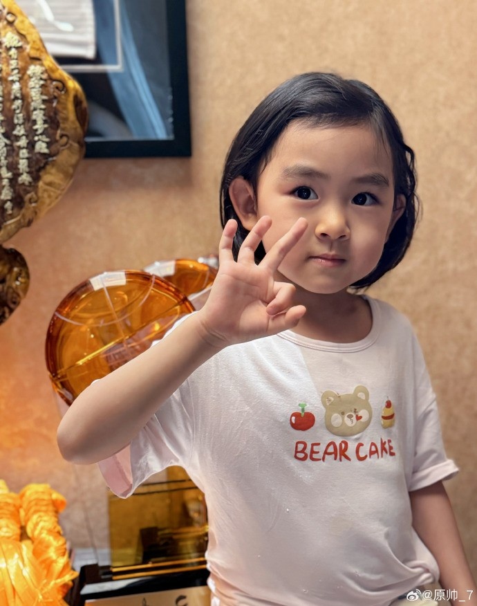  三分大賽三冠王！原帥曬三冠獎(jiǎng)杯：完成了女兒給安排的任務(wù)！
