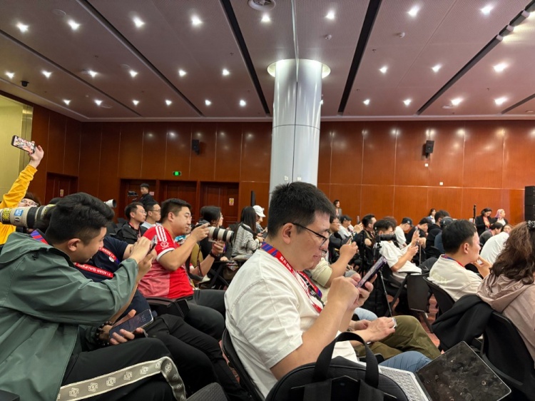  萬(wàn)眾矚目！記者擠滿國(guó)足賽前新聞發(fā)布廳，賽場(chǎng)記者預(yù)計(jì)超300人