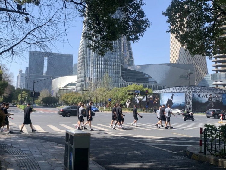  心態(tài)放松，有網(wǎng)友拍到澳大利亞隊早上在萬象城citywalk