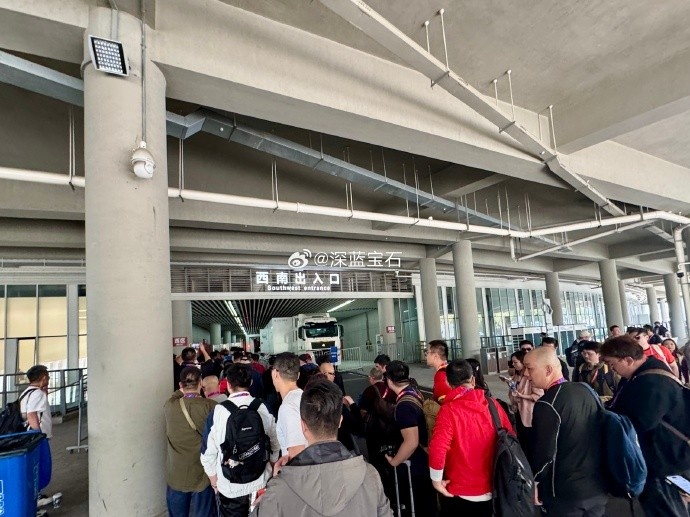  盛況空前！記者曬照：距離中澳之戰(zhàn)還有三小時(shí)，現(xiàn)場(chǎng)記者已超百名