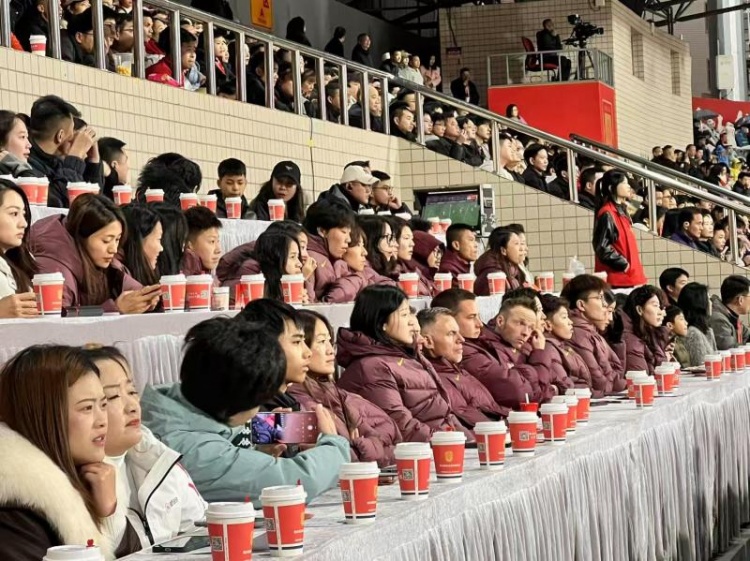  北青體育：中國女足現(xiàn)身中甲賽場，觀看重慶銅梁龍vs遼寧鐵人