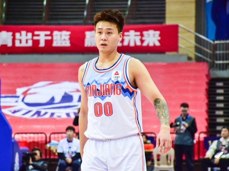  狀態(tài)不俗！趙睿半場9中4拿到15分5籃板
